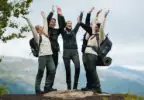Stormberg Kundengeschichte Freunde mit Outdoor-Bekleidung und Rucksäcken in den Bergen